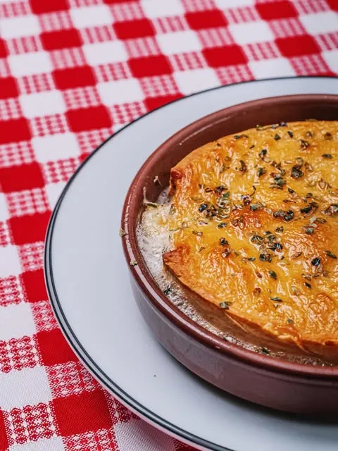 Provoleta gratinada con orégano en cazuela de barro