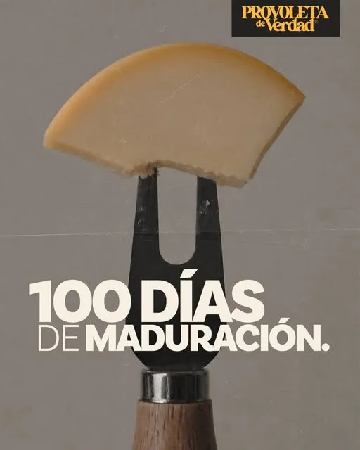 Porción de provolone pinchada en un tenedor de queso, 100 días de maduración