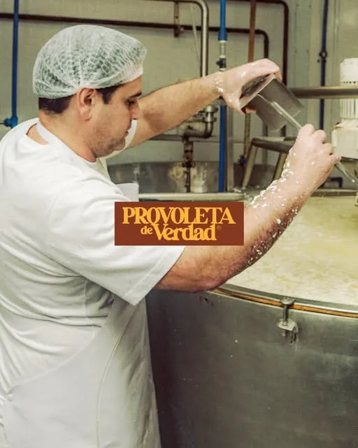 Quesero trabajando la cuajada en la tina
